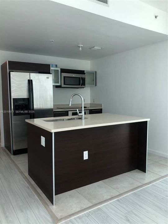 Active With Contract: $3,000 (1 beds, 1 baths, 651 Square Feet)