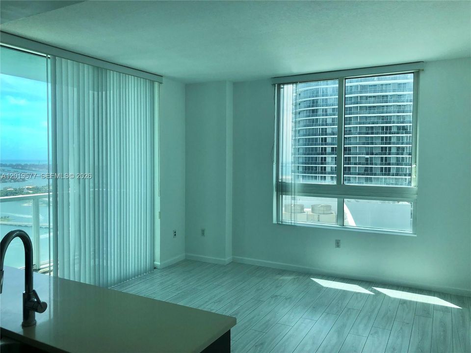 Active With Contract: $3,000 (1 beds, 1 baths, 651 Square Feet)