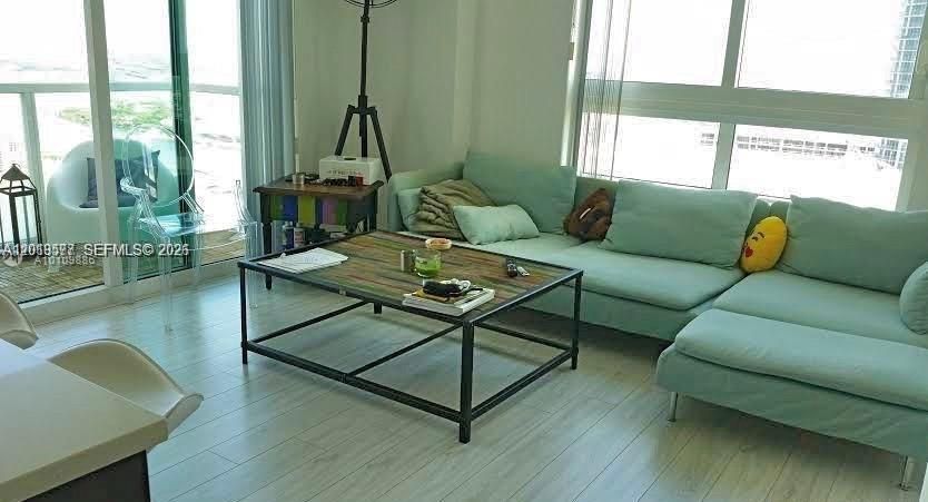 Active With Contract: $3,000 (1 beds, 1 baths, 651 Square Feet)