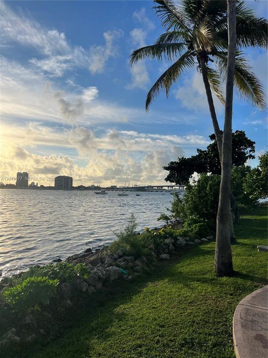 Active With Contract: $3,000 (1 beds, 1 baths, 651 Square Feet)