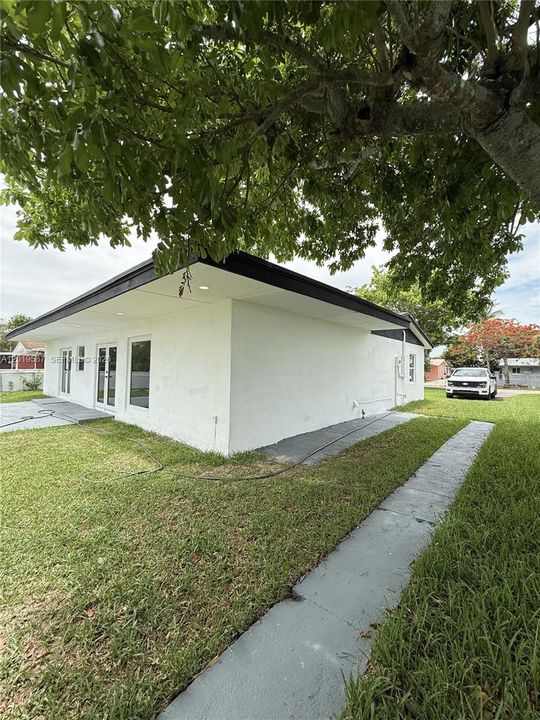 For Sale: $700,000 (4 beds, 2 baths, 1794 Square Feet)