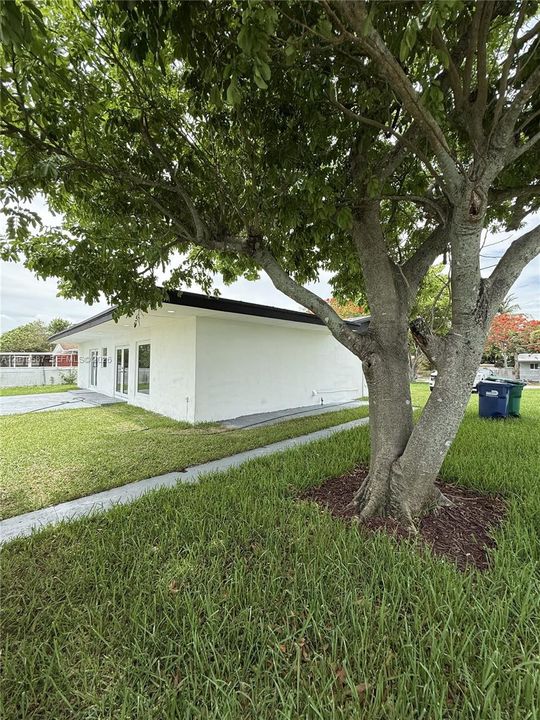 For Sale: $700,000 (4 beds, 2 baths, 1794 Square Feet)