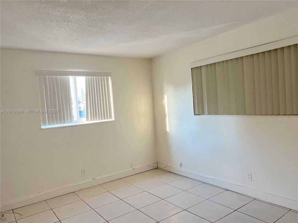 出租: $1,900 (2 贝兹, 1 浴室, 900 平方英尺)