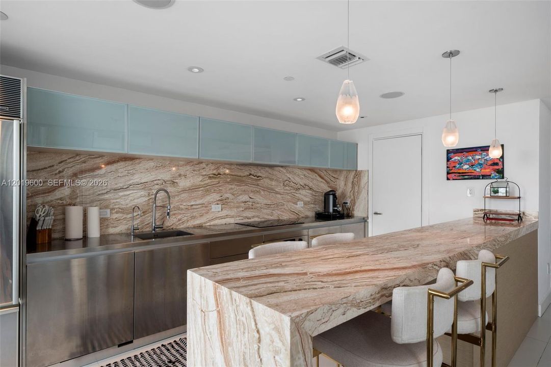 Active With Contract: $2,998,000 (2 beds, 2 baths, 2566 Square Feet)