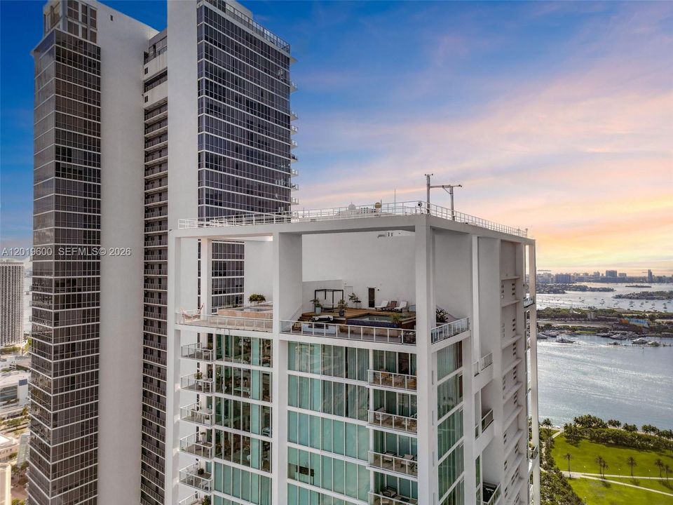 Active With Contract: $2,998,000 (2 beds, 2 baths, 2566 Square Feet)