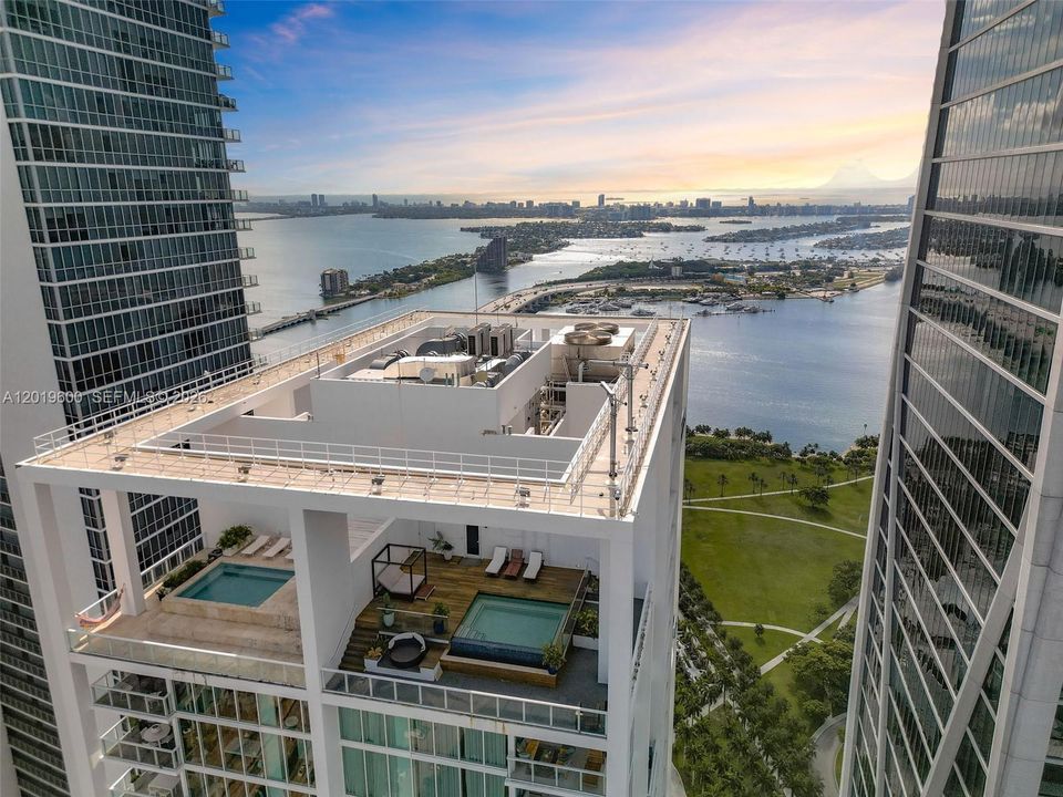 Active With Contract: $2,998,000 (2 beds, 2 baths, 2566 Square Feet)