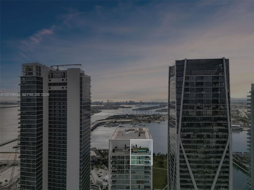 Active With Contract: $2,998,000 (2 beds, 2 baths, 2566 Square Feet)