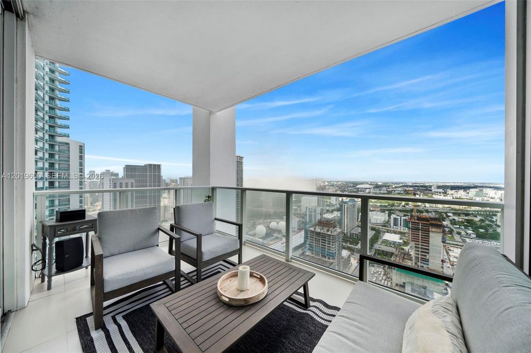 Active With Contract: $2,998,000 (2 beds, 2 baths, 2566 Square Feet)
