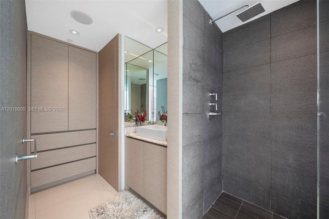 Active With Contract: $2,998,000 (2 beds, 2 baths, 2566 Square Feet)