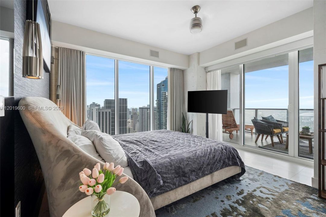 Active With Contract: $2,998,000 (2 beds, 2 baths, 2566 Square Feet)