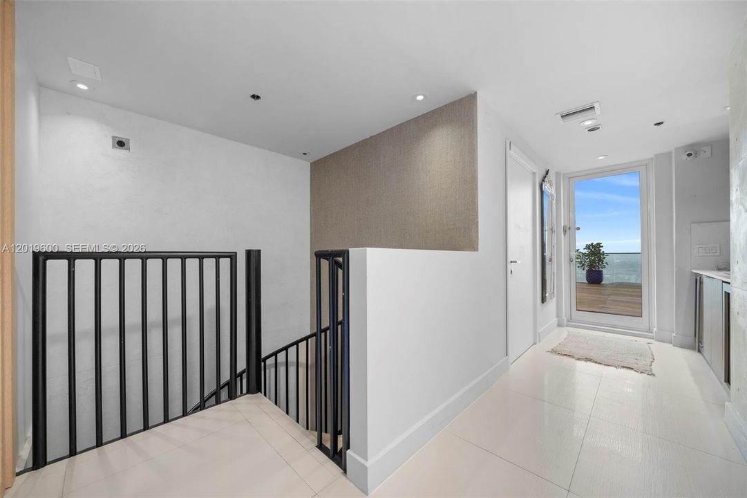 Active With Contract: $2,998,000 (2 beds, 2 baths, 2566 Square Feet)