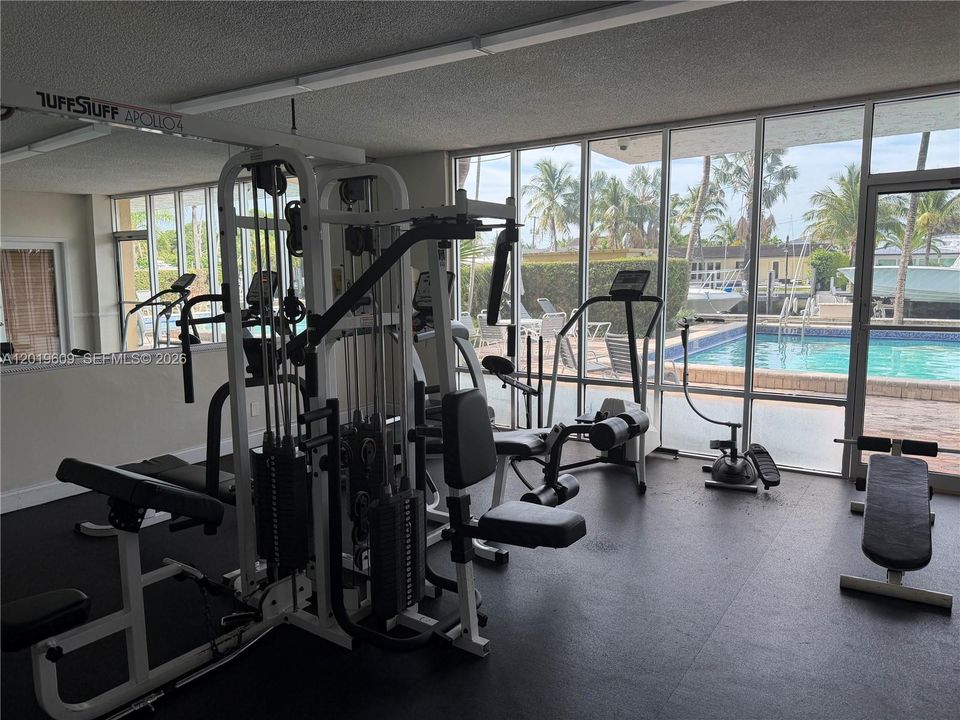 Active With Contract: $2,400 (2 beds, 2 baths, 904 Square Feet)