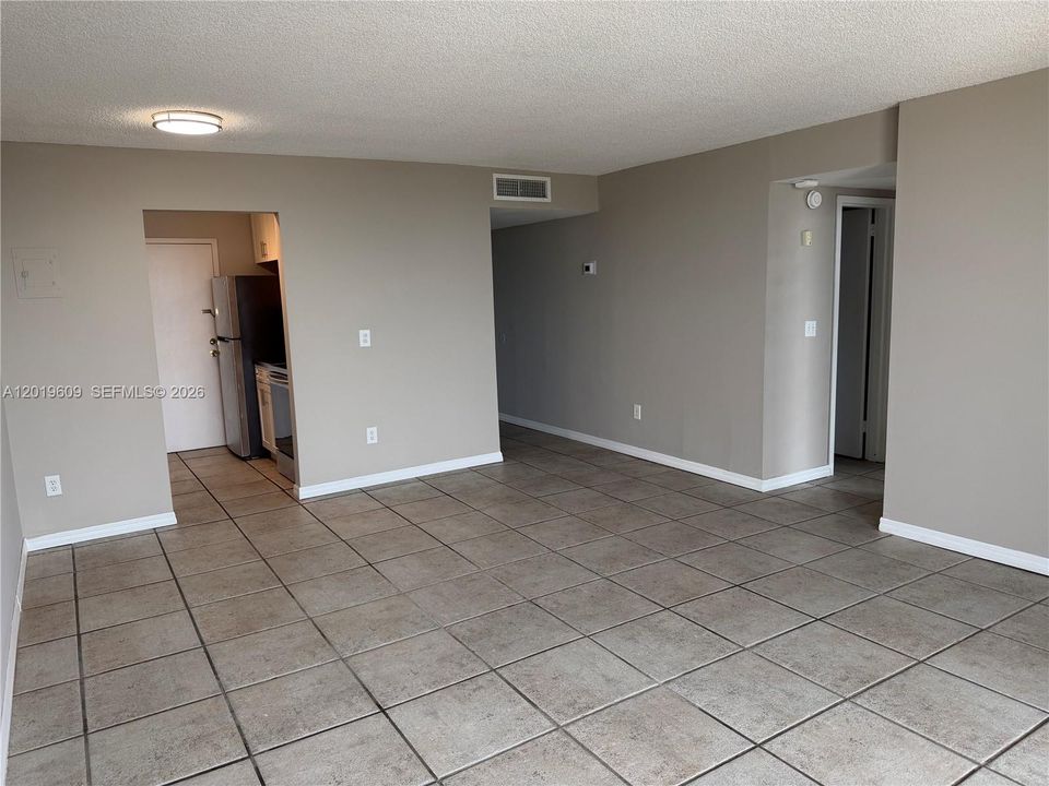 Active With Contract: $2,400 (2 beds, 2 baths, 904 Square Feet)