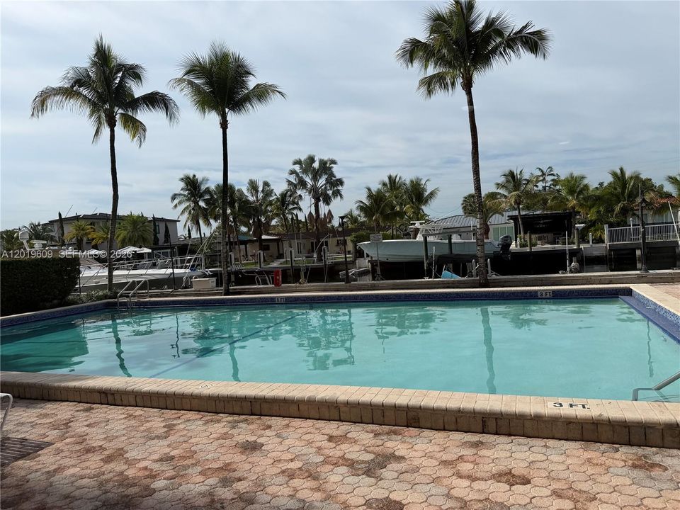 Active With Contract: $2,400 (2 beds, 2 baths, 904 Square Feet)
