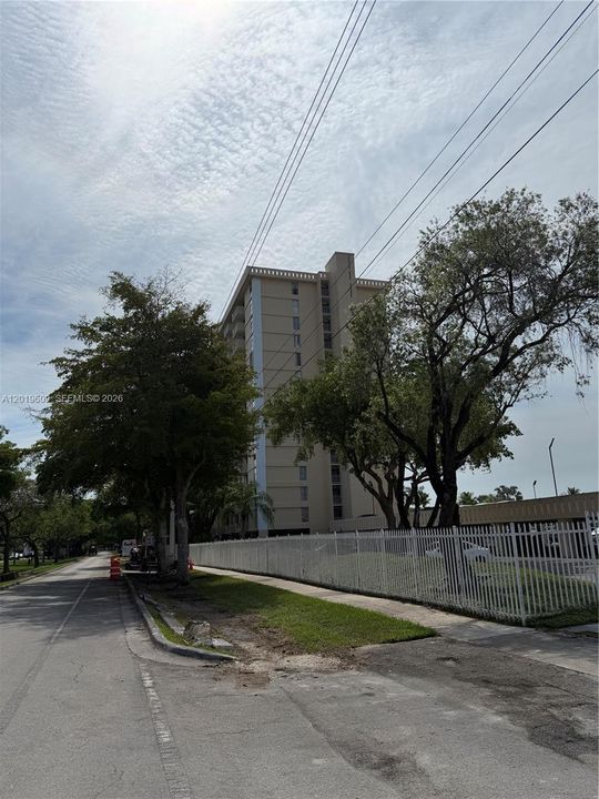 Active With Contract: $2,400 (2 beds, 2 baths, 904 Square Feet)
