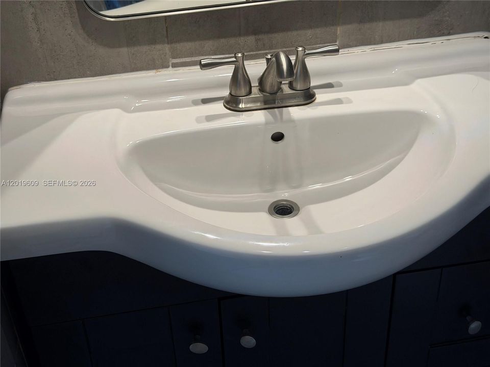 Active With Contract: $2,400 (2 beds, 2 baths, 904 Square Feet)