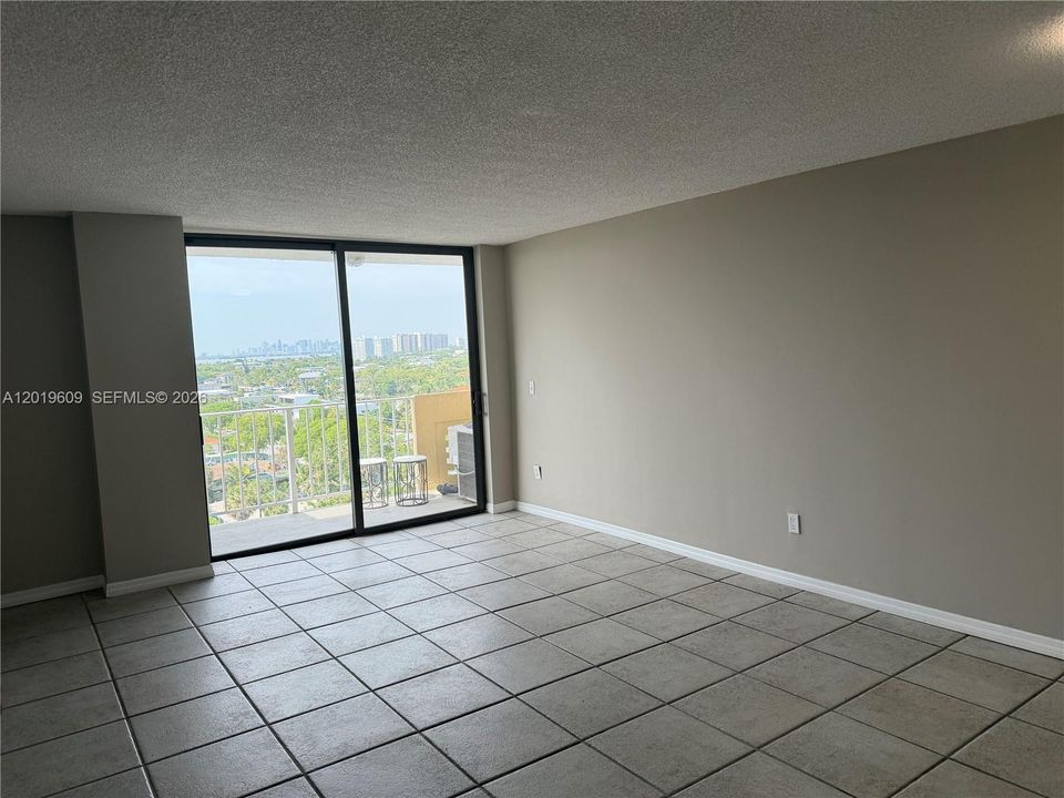Active With Contract: $2,400 (2 beds, 2 baths, 904 Square Feet)