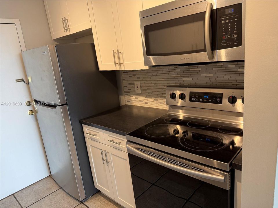 Active With Contract: $2,400 (2 beds, 2 baths, 904 Square Feet)