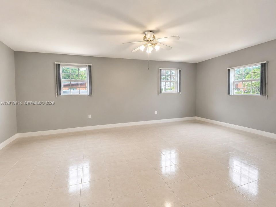 Activo con contrato: $450,000 (3 camas, 1 baños, 1632 Pies cuadrados)
