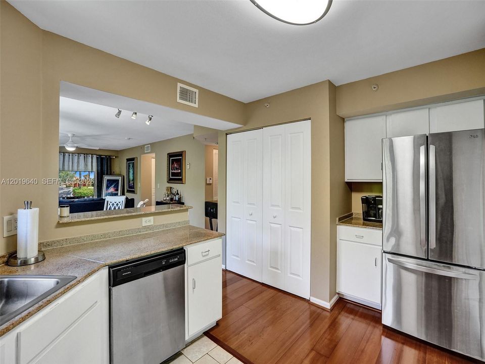 Active With Contract: $250,000 (2 beds, 2 baths, 1147 Square Feet)