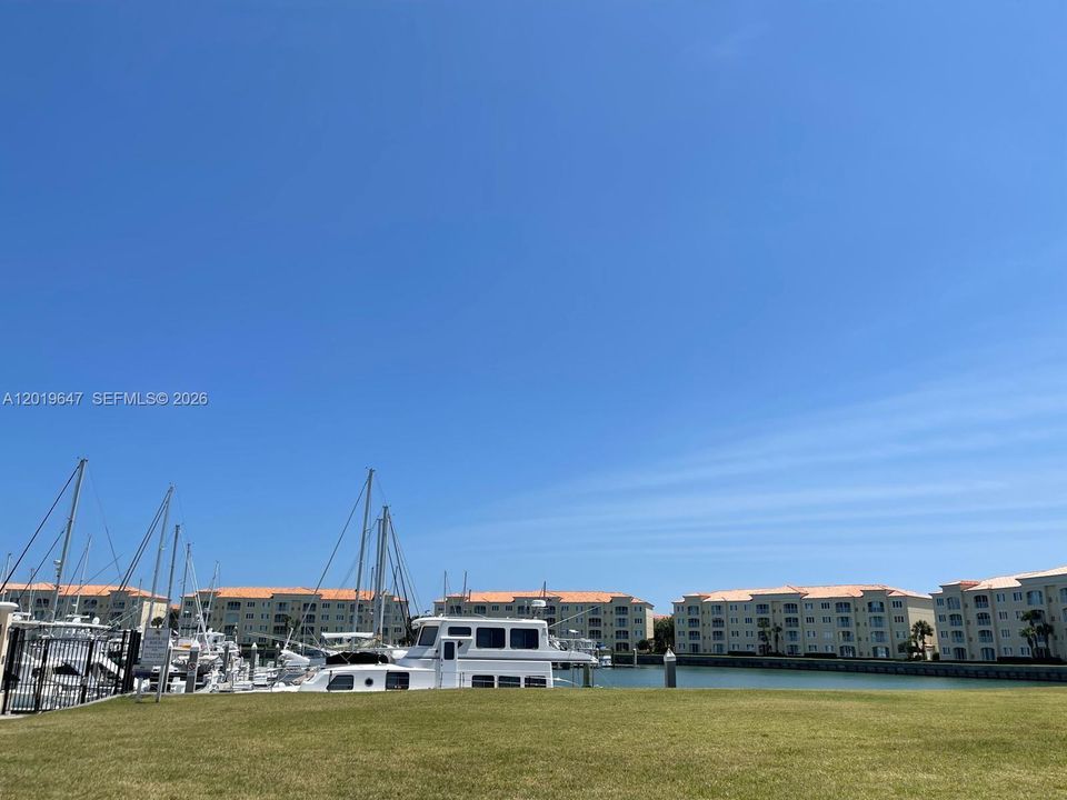 For Sale: $438,900 (2 beds, 2 baths, 1989 Square Feet)