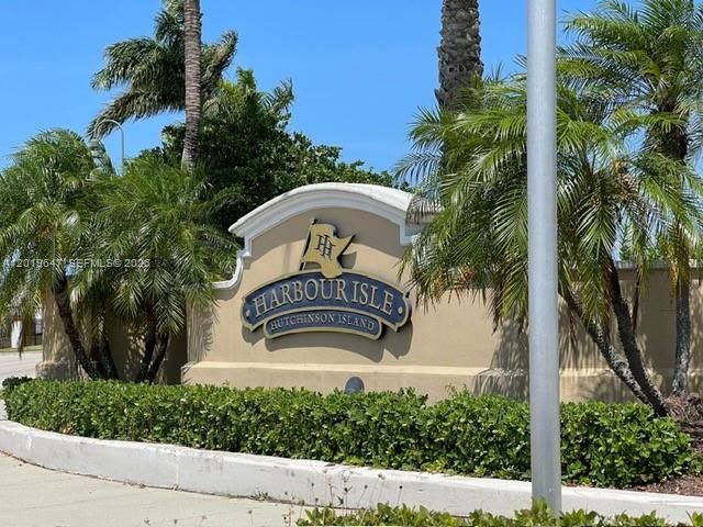 For Sale: $438,900 (2 beds, 2 baths, 1989 Square Feet)
