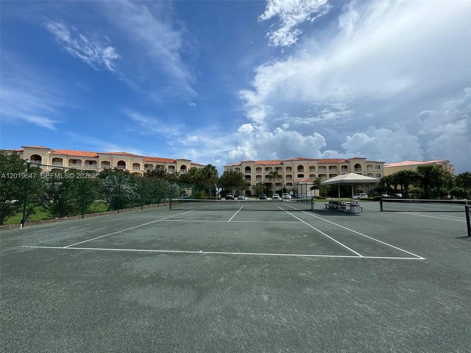 For Sale: $438,900 (2 beds, 2 baths, 1989 Square Feet)