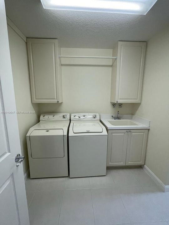 For Sale: $438,900 (2 beds, 2 baths, 1989 Square Feet)