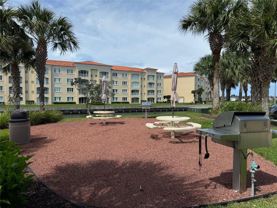 For Sale: $438,900 (2 beds, 2 baths, 1989 Square Feet)