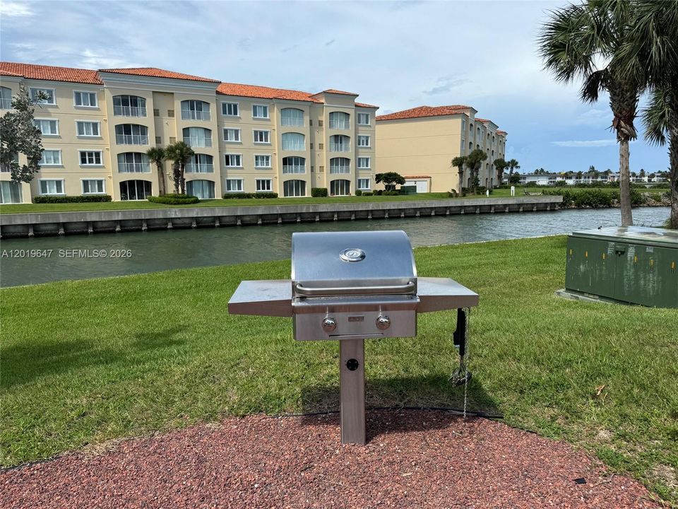 For Sale: $438,900 (2 beds, 2 baths, 1989 Square Feet)