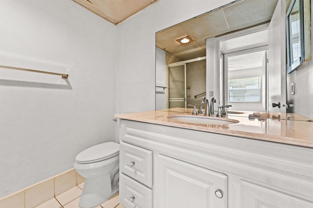 14 Bathroom 02