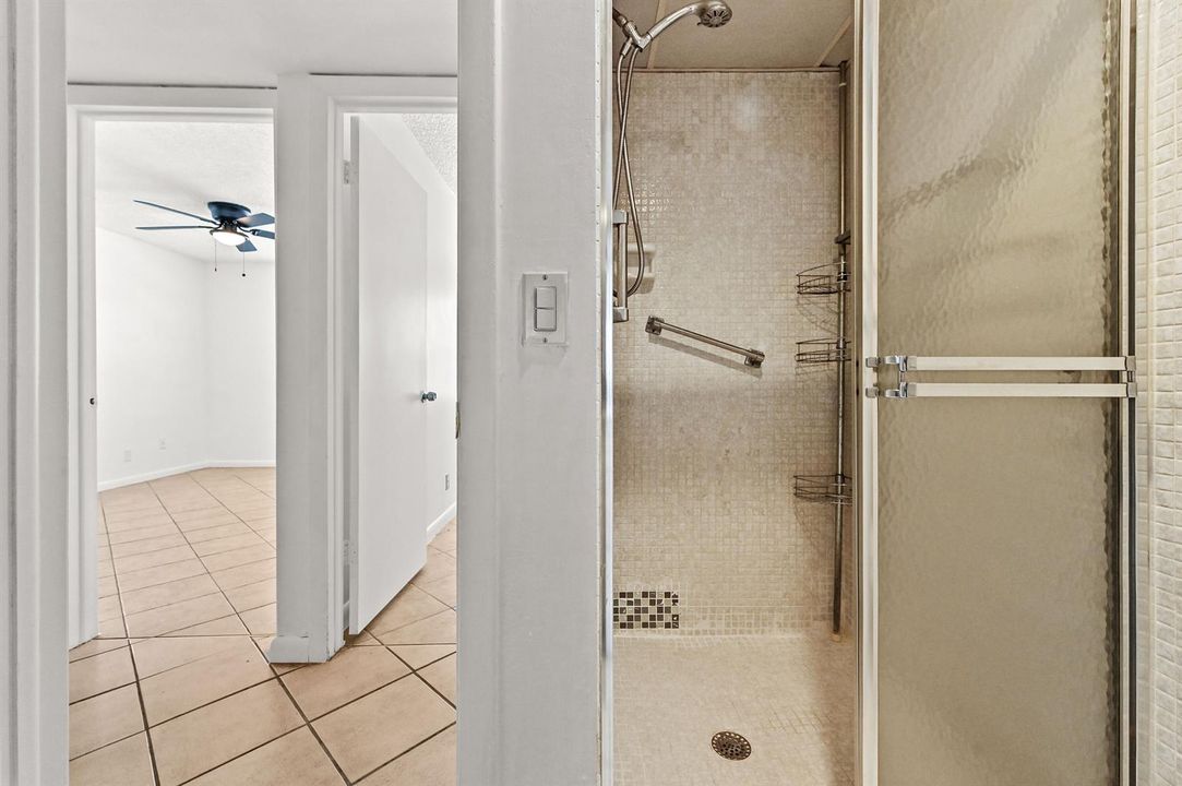 15 Bathroom 03