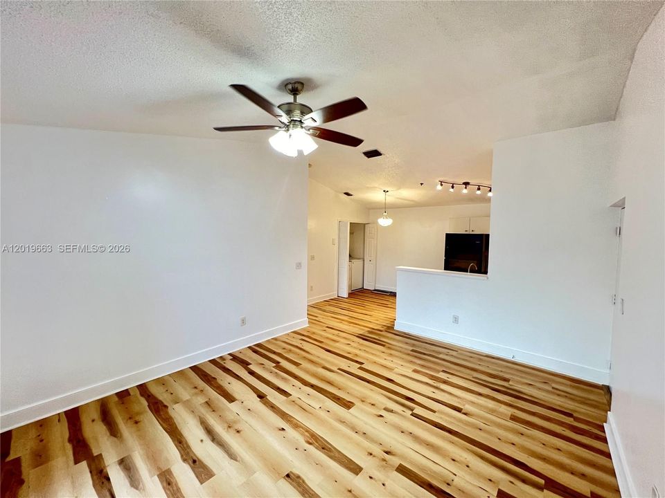 For Sale: $186,900 (1 beds, 1 baths, 846 Square Feet)
