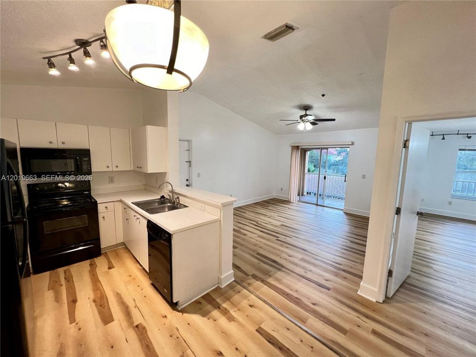 For Sale: $186,900 (1 beds, 1 baths, 846 Square Feet)