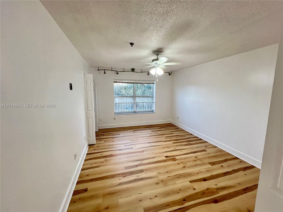 For Sale: $186,900 (1 beds, 1 baths, 846 Square Feet)