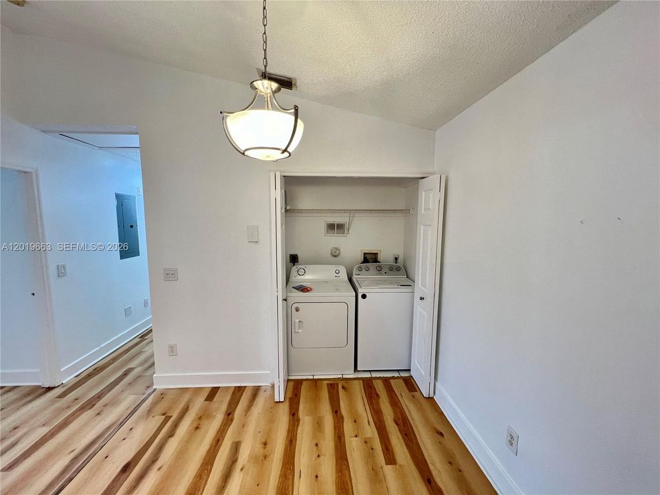 For Sale: $186,900 (1 beds, 1 baths, 846 Square Feet)
