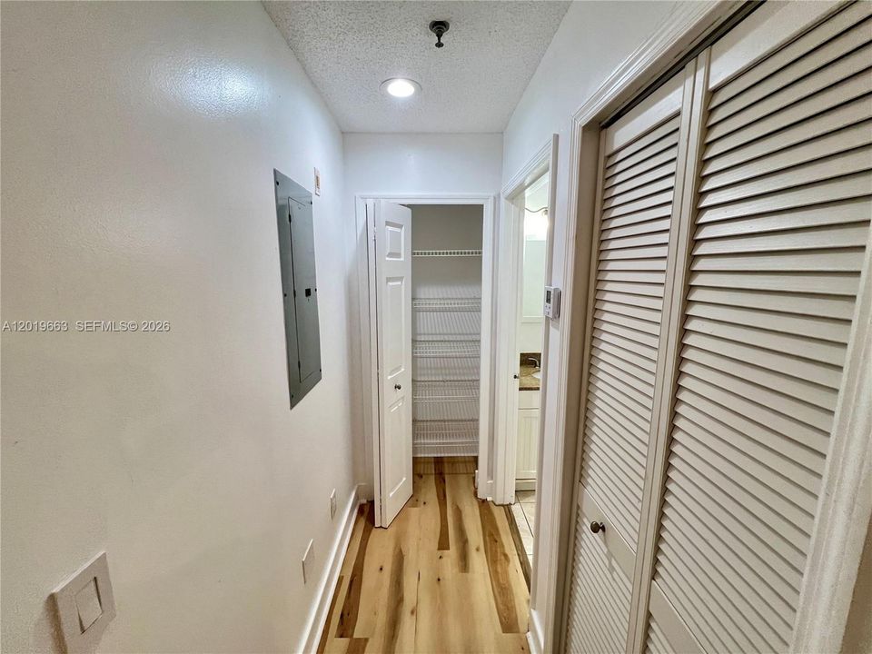 For Sale: $186,900 (1 beds, 1 baths, 846 Square Feet)