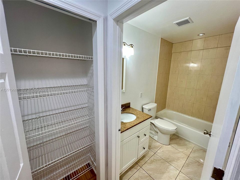 For Sale: $186,900 (1 beds, 1 baths, 846 Square Feet)