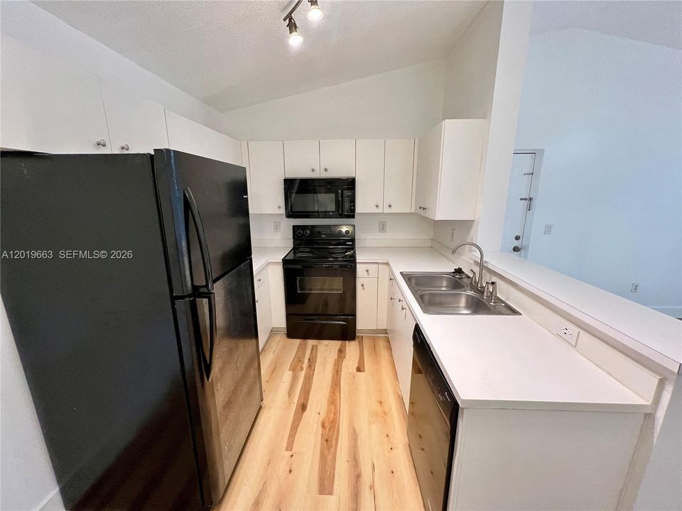 For Sale: $186,900 (1 beds, 1 baths, 846 Square Feet)