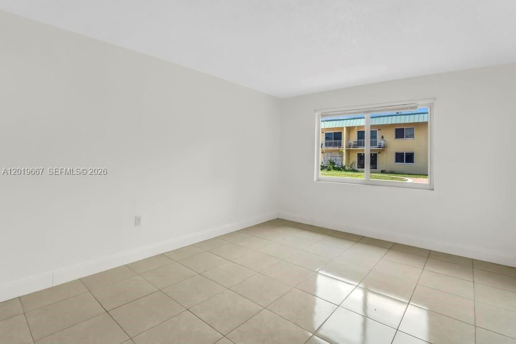 For Sale: $149,900 (1 beds, 1 baths, 730 Square Feet)