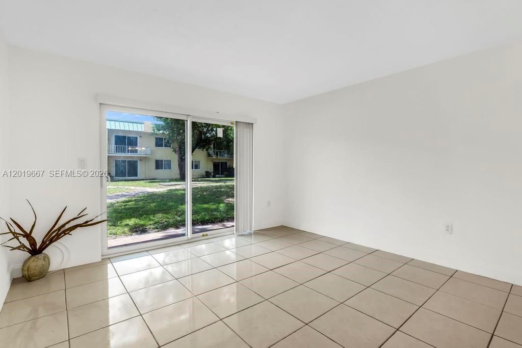 For Sale: $149,900 (1 beds, 1 baths, 730 Square Feet)