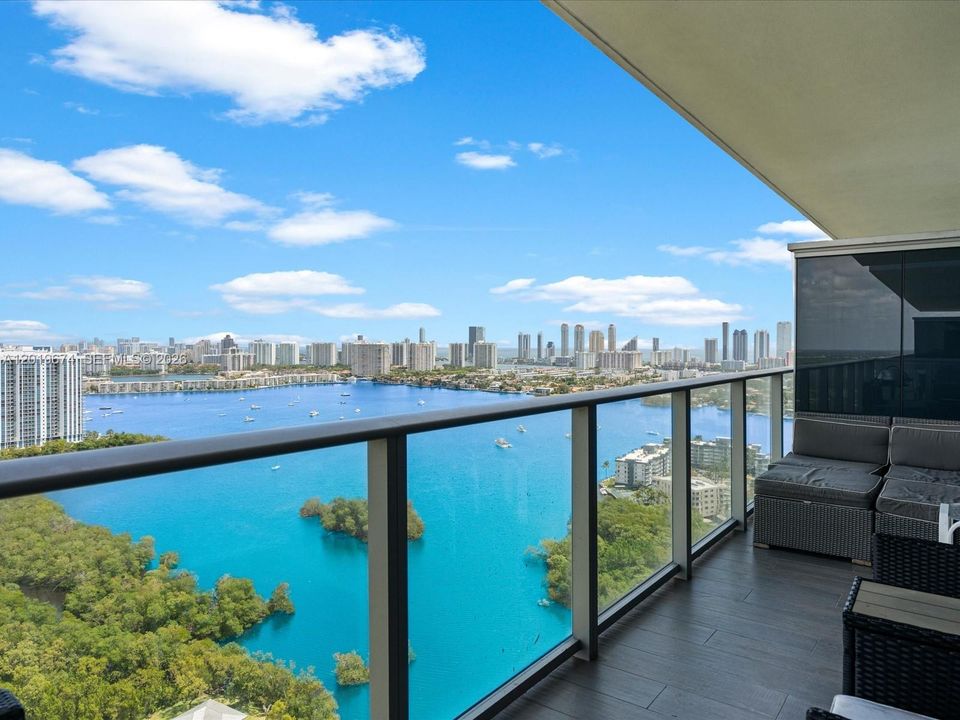 For Sale: $715,000 (2 beds, 2 baths, 1119 Square Feet)