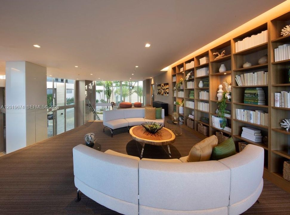 For Sale: $715,000 (2 beds, 2 baths, 1119 Square Feet)