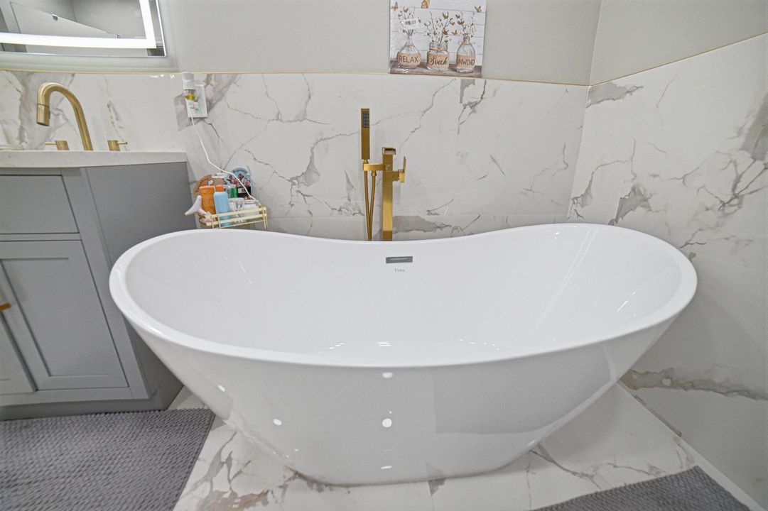 Bedroom1-Bathroom-Tub