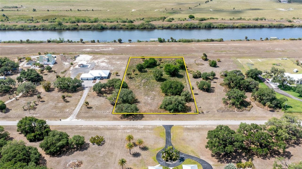 En Venta: $350,000 (2.53 acres)