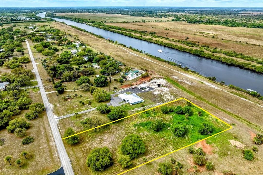 En Venta: $350,000 (2.53 acres)