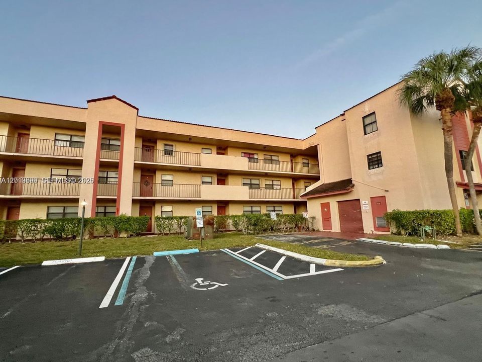 For Sale: $205,000 (2 beds, 2 baths, 820 Square Feet)