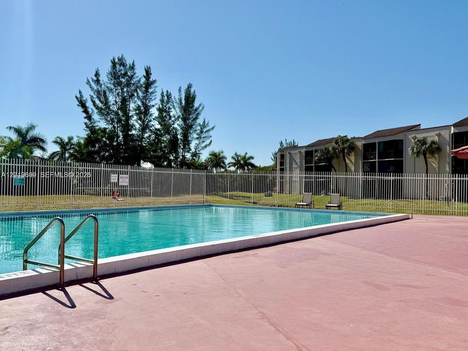 For Sale: $205,000 (2 beds, 2 baths, 820 Square Feet)