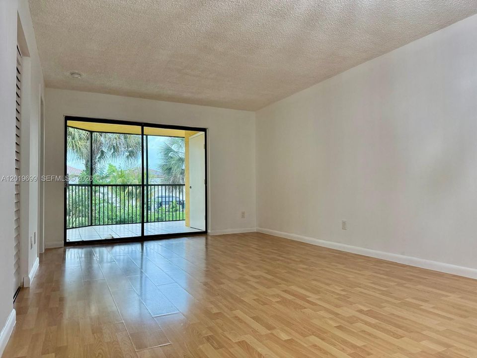 For Sale: $205,000 (2 beds, 2 baths, 820 Square Feet)