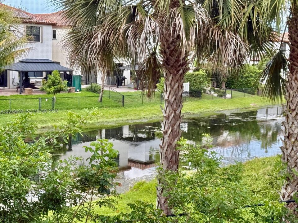 For Sale: $205,000 (2 beds, 2 baths, 820 Square Feet)